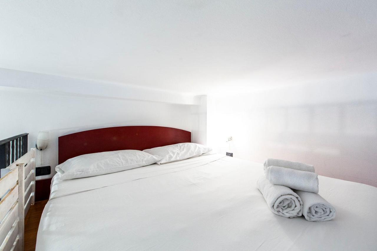 Extensive Terrace Navigli Toy Artistic Apartment Milan Exterior photo